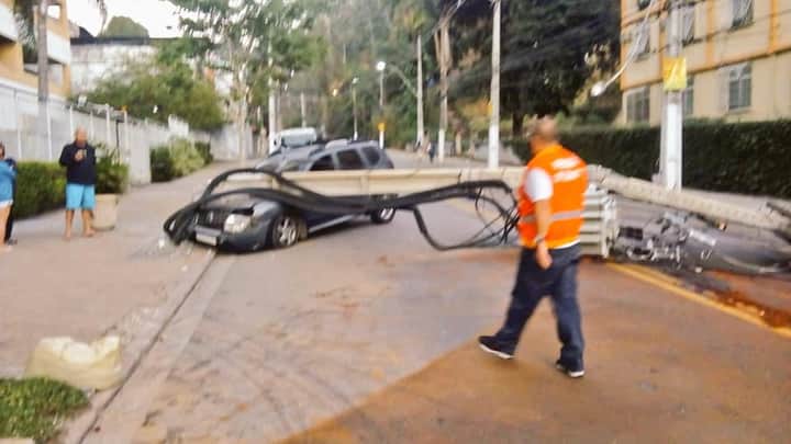 Carro derruba poste após colisão no Fonseca, em Niterói