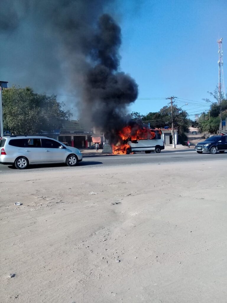 Micro-ônibus pega fogo próximo ao trevo de Manilha