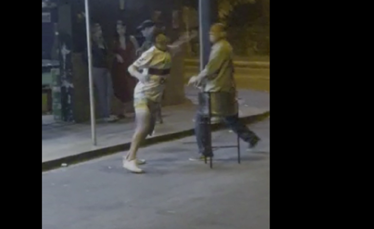 “UFC Mutondo”: Homens trocam socos no meio da rua em São Gonçalo. Veja o vídeo:
