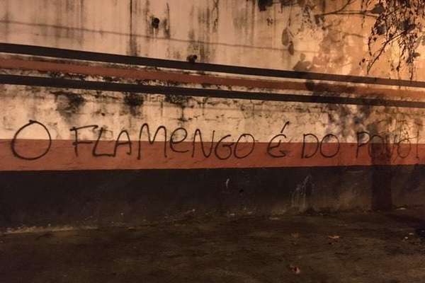 Sede do Flamengo é pichada após anúncio de cobrança por transmissão de jogo
