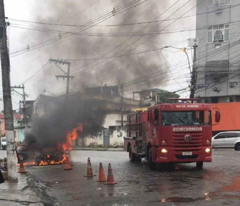 Incêndio em carro assusta moradores do Porto Novo, em São Gonçalo