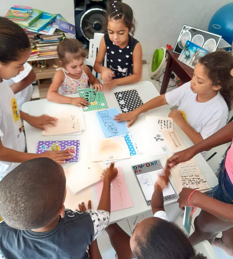 Projeto social transforma lixo em livros e atividades para crianças e jovens na comunidade do Bichinho, em São Gonçalo