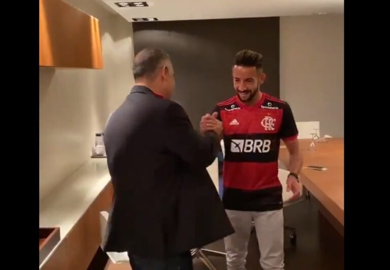Lateral chileno contratado para o lugar de Rafinha é anunciado pelo Flamengo e manda recado para a torcida. Veja o vídeo: