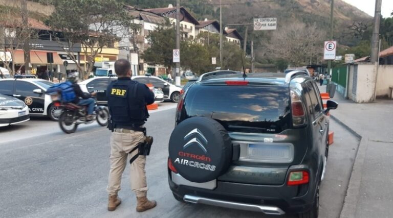Carro roubado é recuperado em Petrópolis