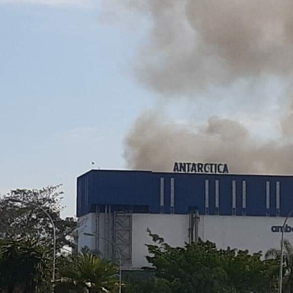 Fábrica da cervejaria Ambev é atingida por incêndio no Rio de Janeiro