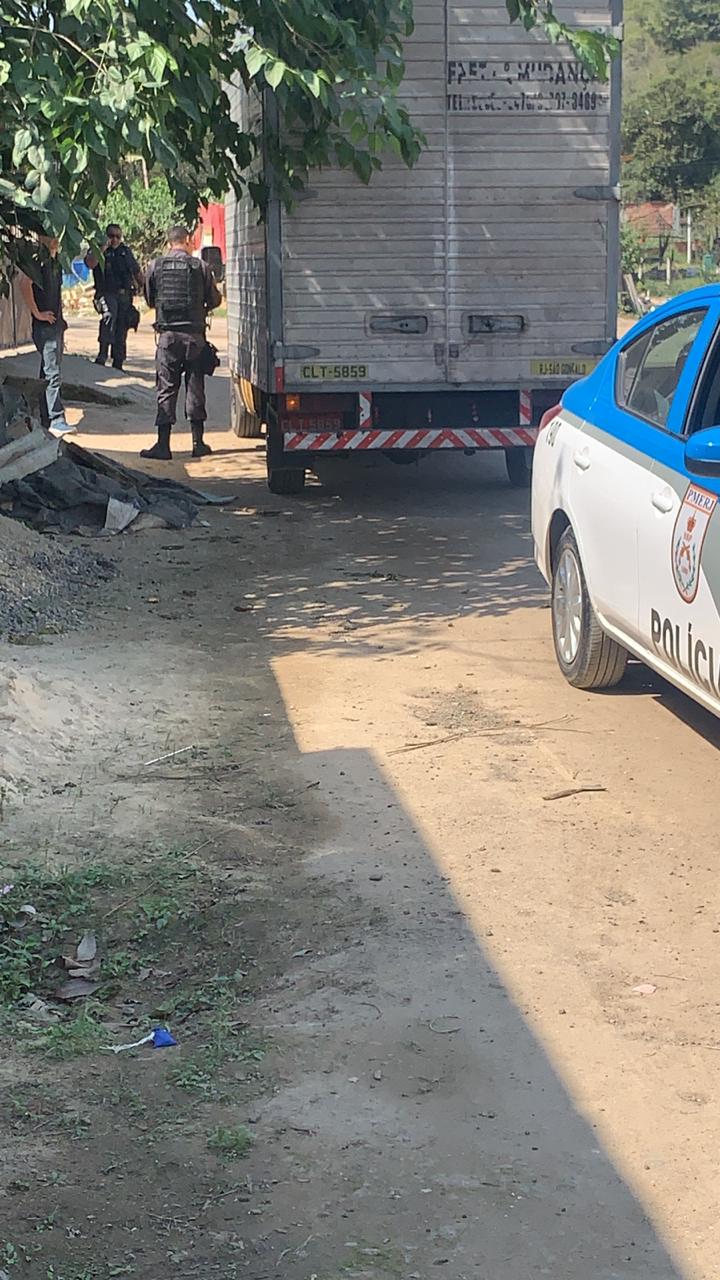 PMs resgatam motorista e ajudante na comunidade do Sapê, em Niterói
