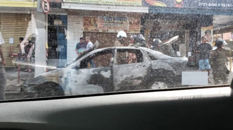 Herói do asfalto, entregador de açaí salva motorista de carro em chamas na Alameda, em Niterói. Veja o vídeo: