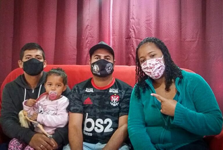 Solidariedade: casal reencontra motorista de aplicativo de São Gonçalo que devolveu R$1.200 encontrados em seu carro