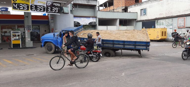 Caminhão afunda no asfalto ao abastecer em posto de gasolina, em Trindade, São Gonçalo