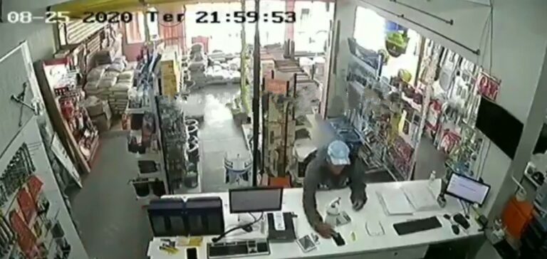 Homem é flagrado por câmera furtando celular à luz do dia em loja de São Gonçalo. Veja o vídeo: