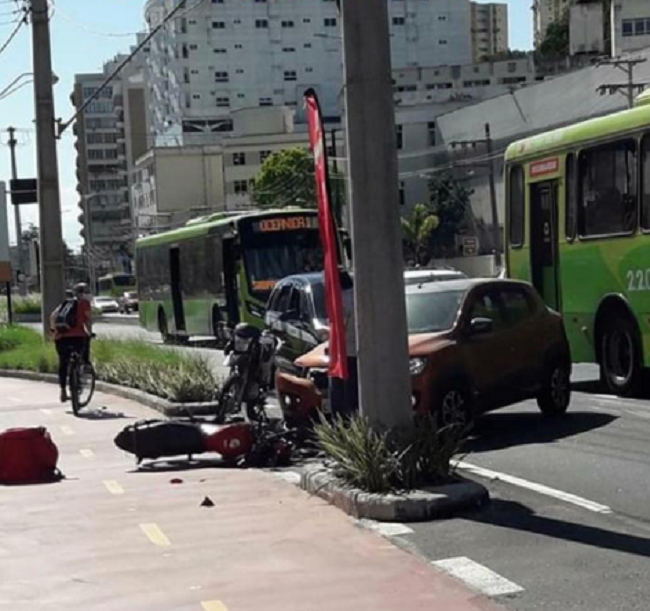 Acidente entre moto e carro de passeio deixa homem ferido no Centro de Niterói