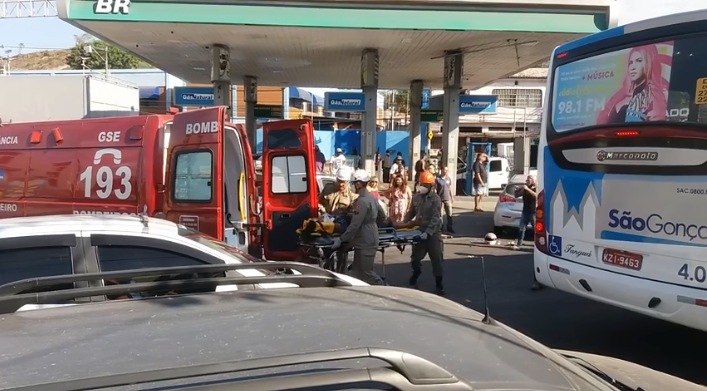 Acidente entre carro e moto deixa duas pessoas feridas no bairro de São Miguel, em São Gonçalo. Veja o vídeo: