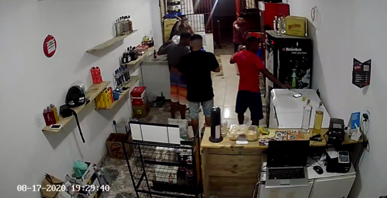 Água no chope! Criminoso armado faz arrastão e rouba bar no Pacheco, em São Gonçalo. Veja os vídeos: