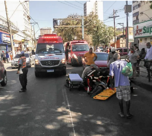 Idosa fica ferida em atropelamento na Alameda São Boaventura