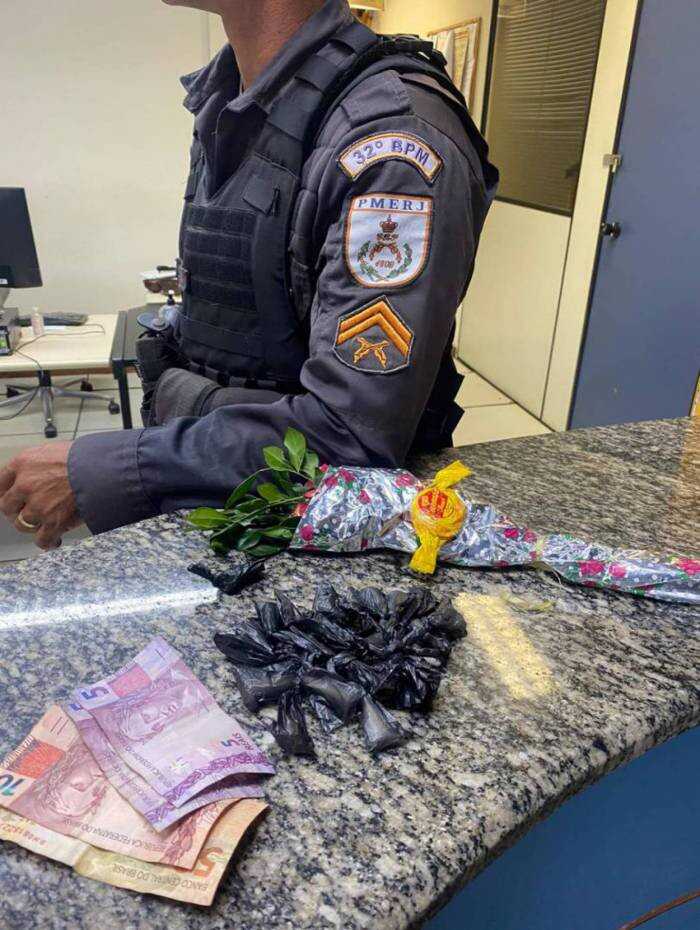 Dois homens são presos vendendo “buquê de flores de cocaína” em Rio das Ostras