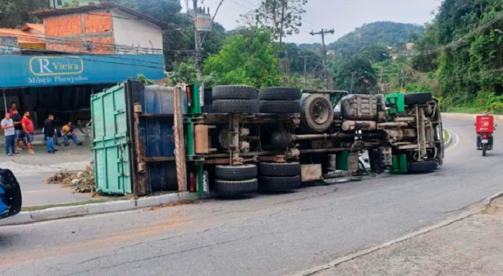 Caminhão de entulho tomba e complica o trânsito em Pendotiba, Niterói. Veja o vídeo: