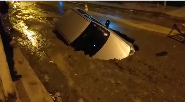 Veículo é engolido por buraco deixado por obra da Prefeitura, em Niterói. Veja o vídeo: