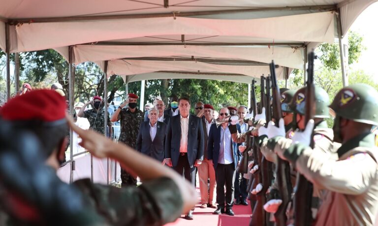 “Obstáculos serão vencidos”, diz Bolsonaro durante cerimônia militar