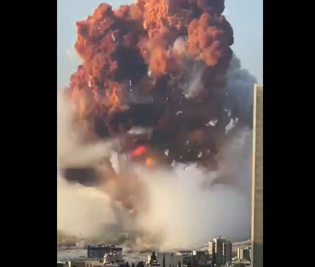 Explosão impressionante atinge porto na capital do Líbano. Veja os vídeos: