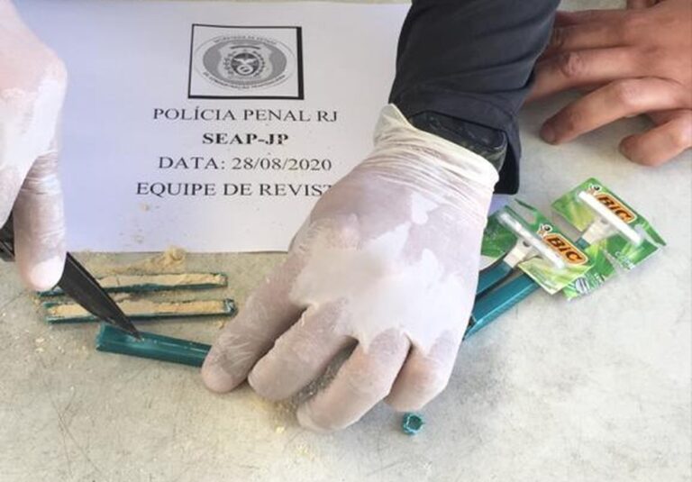 Policiais apreendem drogas escondidas em barbeadores em Cadeia Pública de São Gonçalo