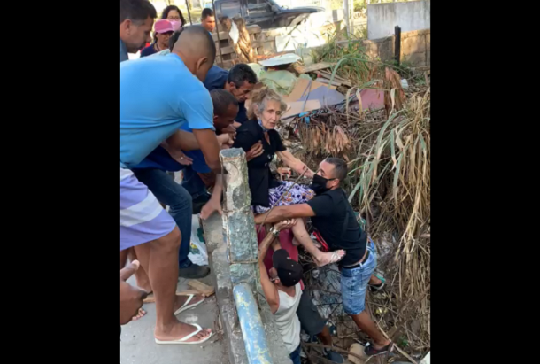 Idosa é resgatada por pedestres após cair de ponte sem proteção no Colubandê. Veja o vídeo:
