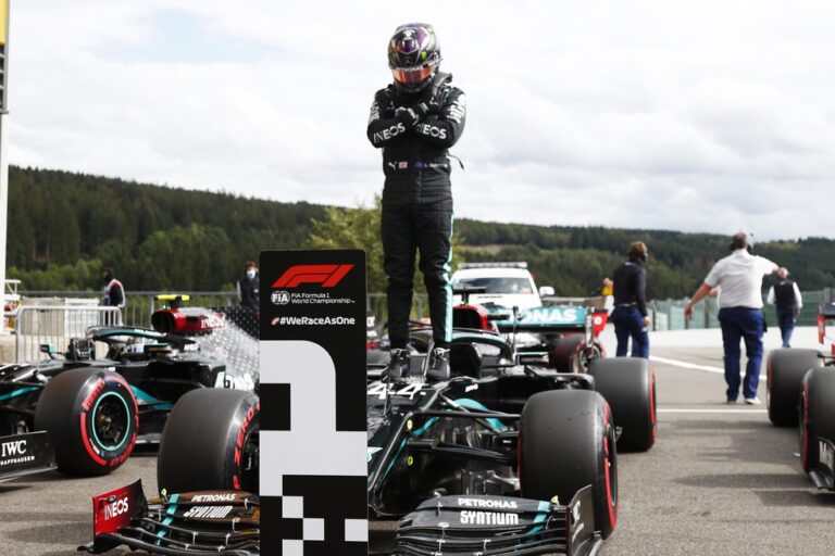 Lewis Hamilton conquista pole de GP da Bélgica e homenageia ator de “Pantera Negra”