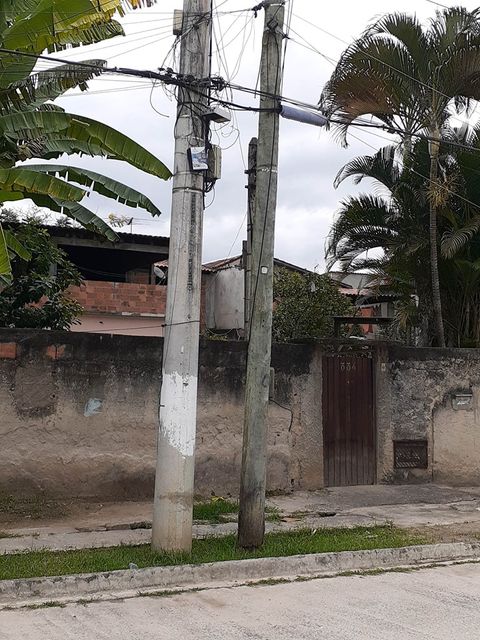 Poste ameaça cair e assusta moradores do bairro do Coelho, em São Gonçalo