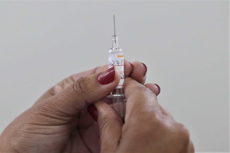 Niterói inicia testes da vacina contra Covid-19