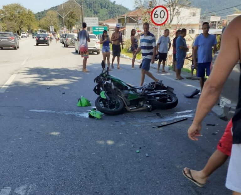 Motociclista morre ao ser atingido por caminhonete em Angra dos Reis