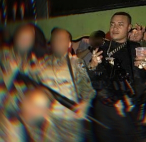 Quem é Johnny Bravo, chefe do tráfico que aparece em vídeo com escolta  armada em baile na Rocinha - Casos de Polícia - Extra Online