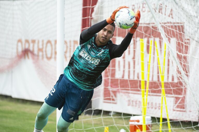 Atleta de São Gonçalo será o goleiro do Flamengo hoje contra o Bahia. Confira as escalações: