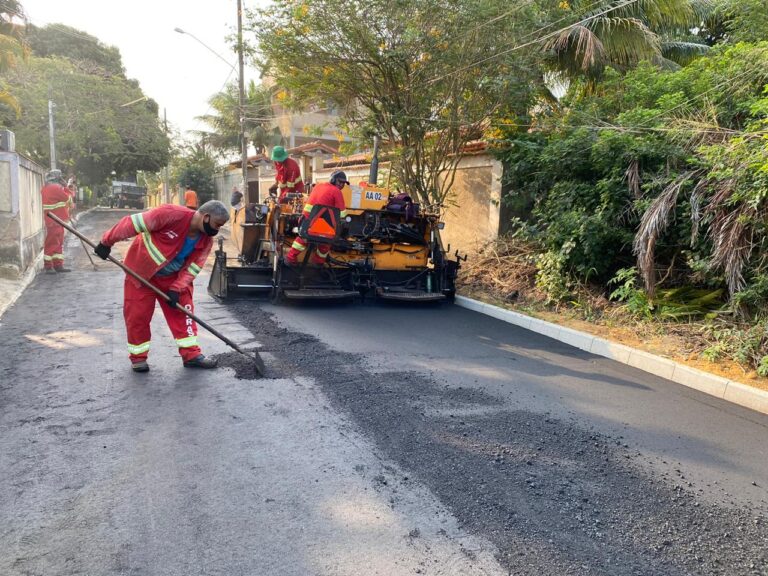 Prefeitura de Maricá realiza obras de pavimentação em bairros da cidade