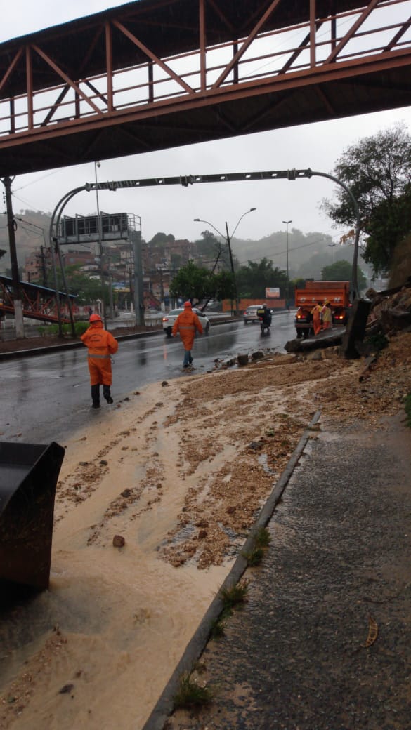 Deslizamento de terra provoca interdição de passarela no Fonseca. Veja o vídeo: