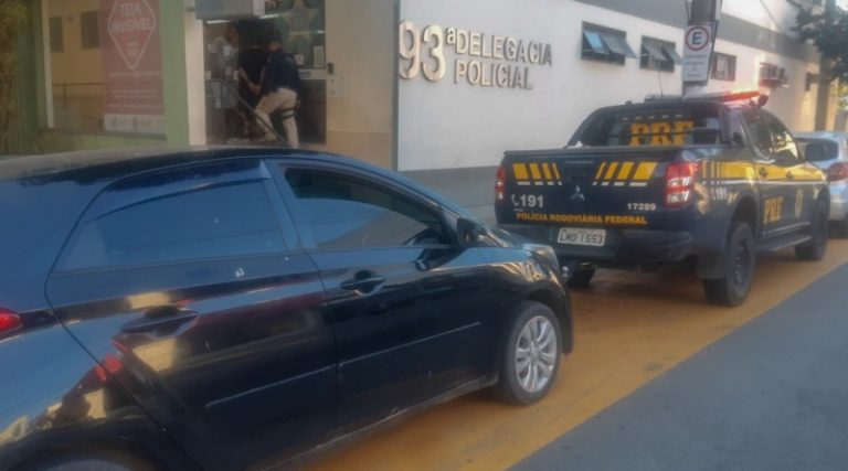 Homem é preso dirigindo carro roubado em Barra do Piraí