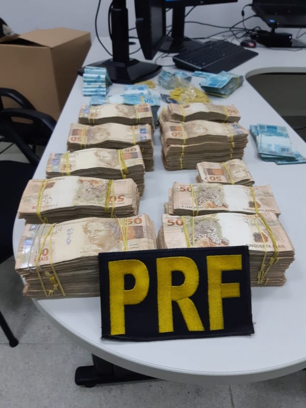 Grupo é preso com quase R$ 400 mil por estelionato e porte ilegal de arma de fogo na Niterói-Manilha