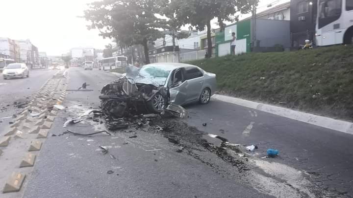 Acidente grave entre ônibus e carro em Itaboraí