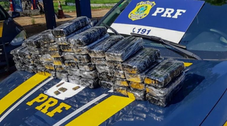 Homem é preso transportando mais de 50 kg de pasta base de cocaína e munições na BR-101; Confira o vídeo