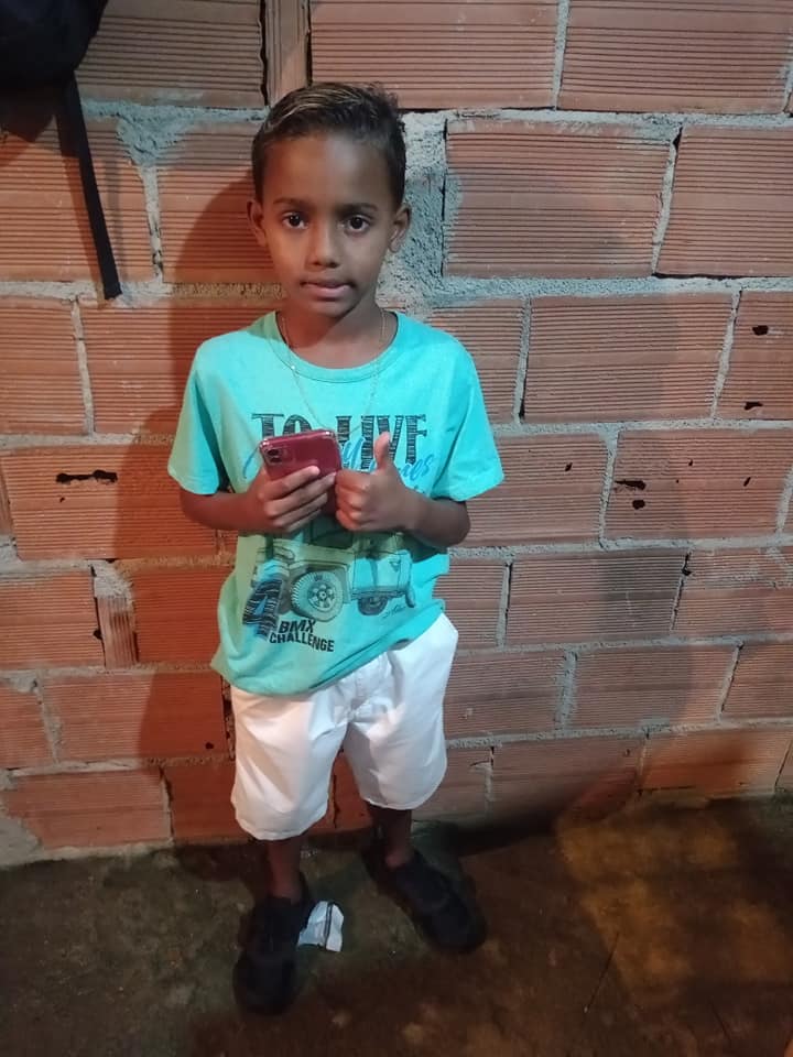 Criança de sete anos morre ao ser atingida por poste na Baixada Fluminense