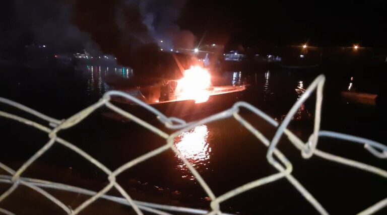 Lancha pega fogo e assusta moradores no Bracuí, em Angra dos Reis
