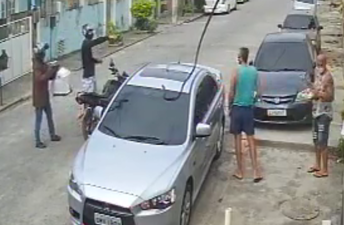 Sem dinheiro, pedestres têm passarinho roubado em assalto em São Gonçalo. Veja o vídeo: