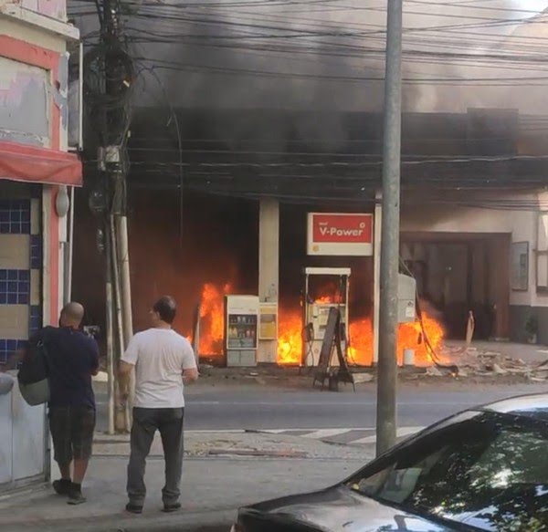 Incêndio atinge carro em posto de combustível no Estácio, no Rio