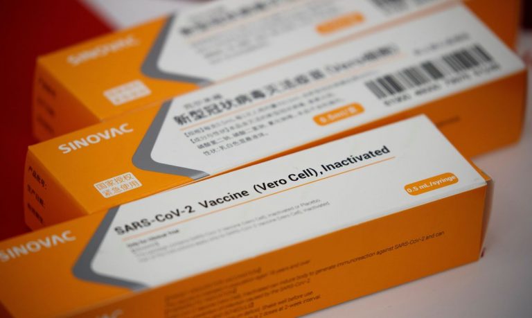 China debate com OMS uso global de suas vacinas contra covid-19