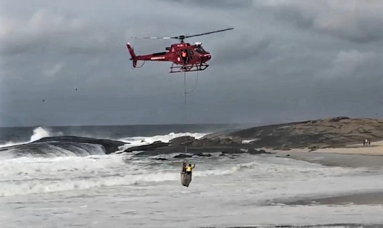 Bombeiros resgatam banhista vítima de afogamento na Praia de Piratininga (Veja o vídeo)