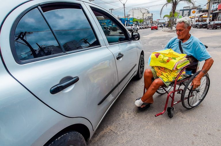 Cadeirante vende pano de prato para conseguir comprar cadeira de rodas nova