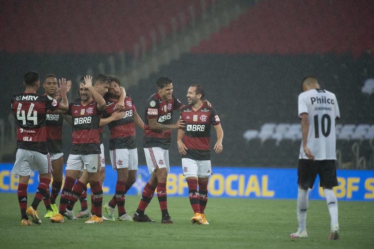 Flamengo vence Athletico-PR e entra no G4 do Brasileirão