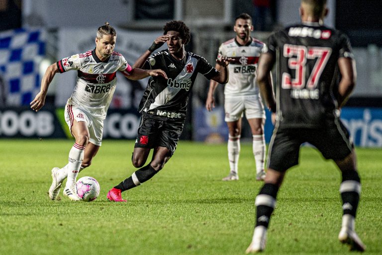 Flamengo vence o Vasco de virada e encosta no Galo