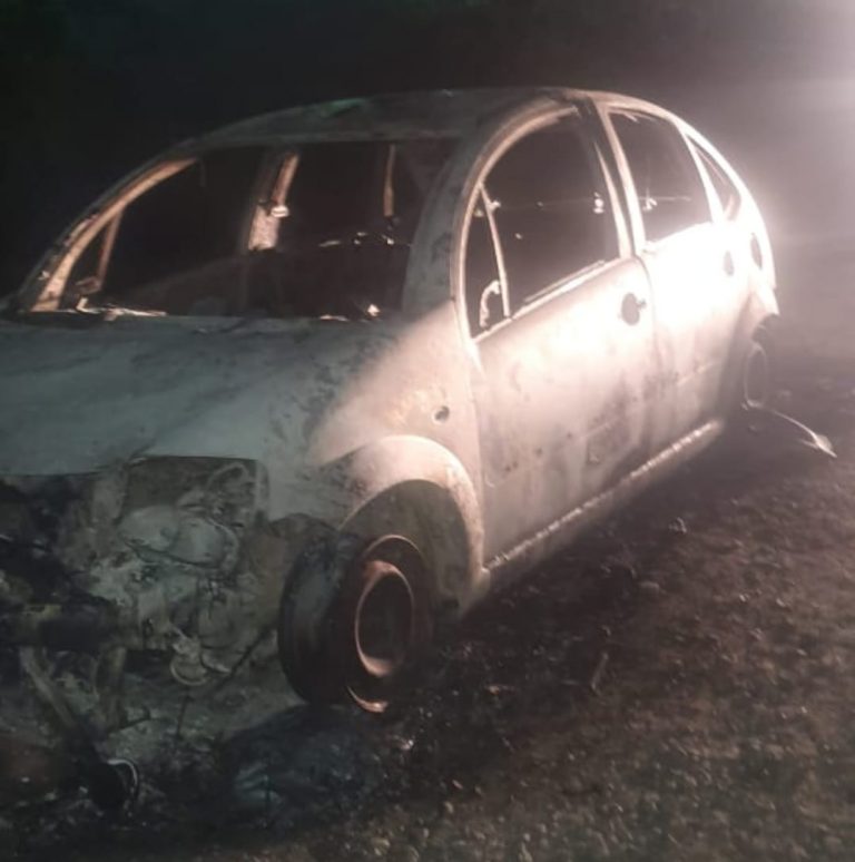 Corpo é encontrado dentro de carro queimado em Maricá