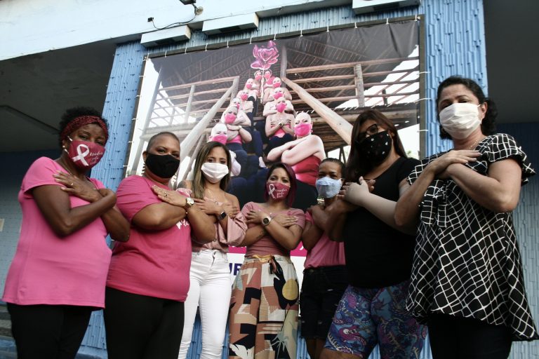 Outubro Rosa: Mulheres em tratamento do câncer participam de exposição