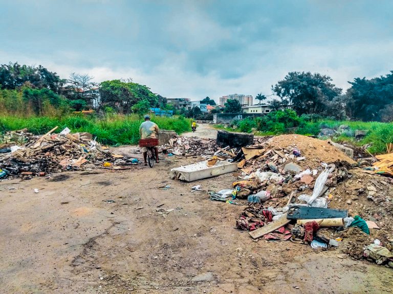 ‘Caminho do Urubu’: terreno vira lixão e causa transtornos em Jardim Alcântara