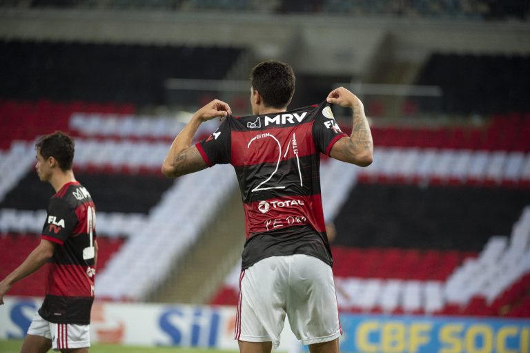 Flamengo vence o Goiás em noite de Pedro